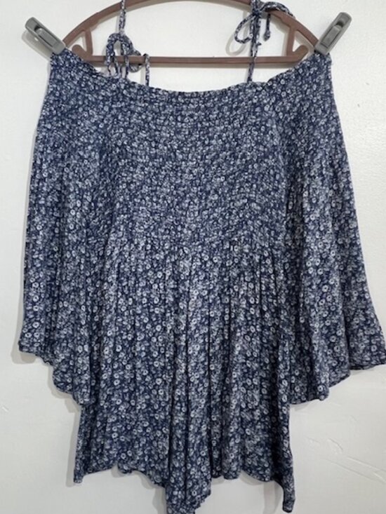 Millibon U.S.A. Pants - Millibon U.S.A. Womans Blue Floral Pull-on Blue Floral Smocked Romper Size Large